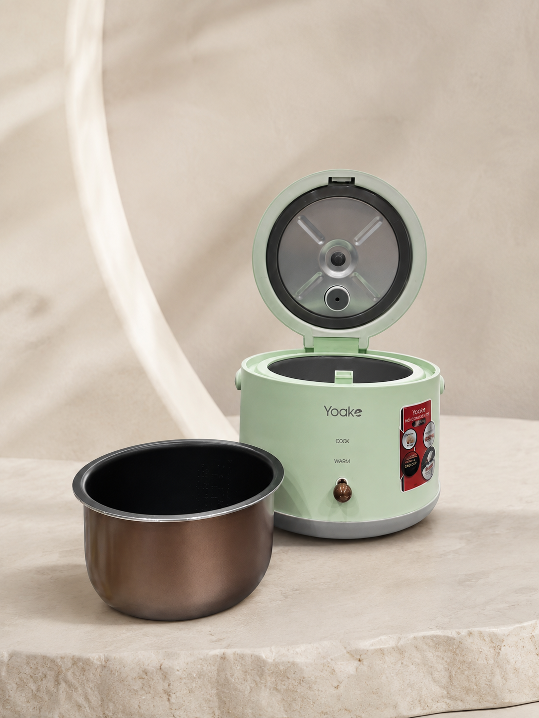 YOAKE YK-RC810 mở nắp và lòng nồi chống dính đặt trong không gian luxury
